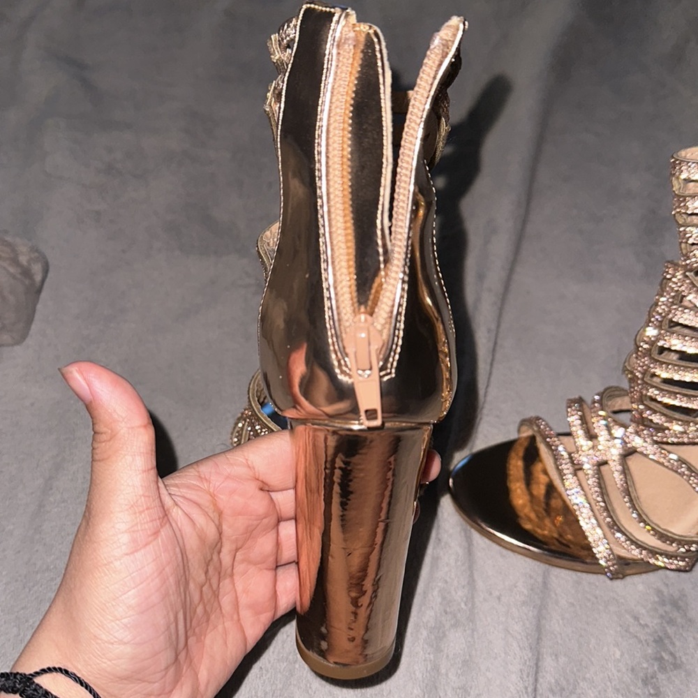 Heels never worn - Picture 3 of 5
